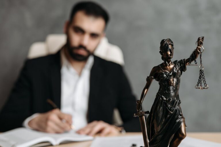 Read more about the article Tajemnica notarialna — na czym polega i kto może zwolnić notariusza z obowiązku jej zachowania?